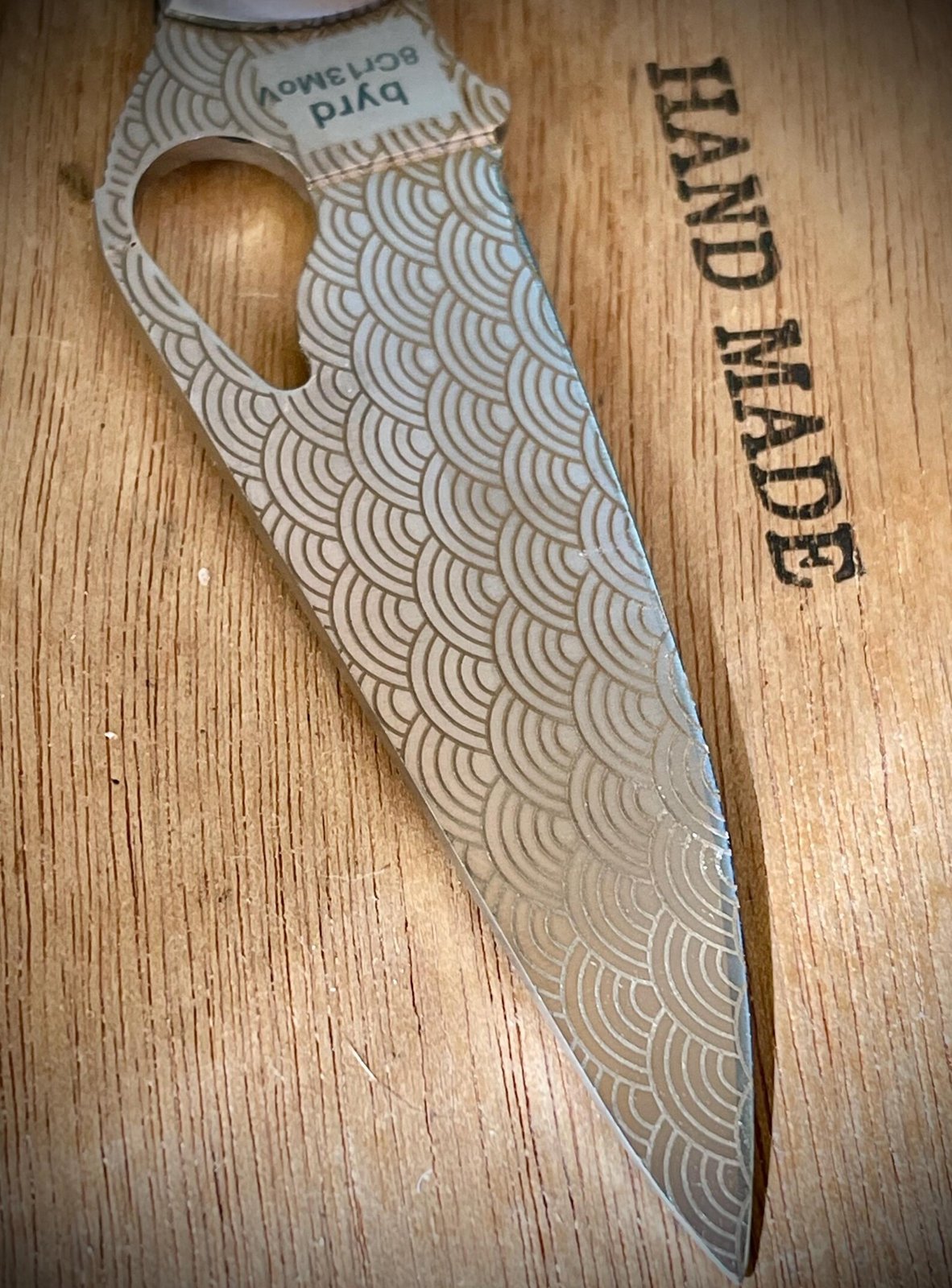 Unique hand engraved Spyderco CaraCara Ronin knife custom engraved custom knife accessory by The Steel Canvas SKU KN-01